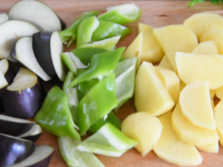 1、地三鲜的家常做法，超级无敌下饭菜！,茄子切滚刀块、青椒、土豆切块备用