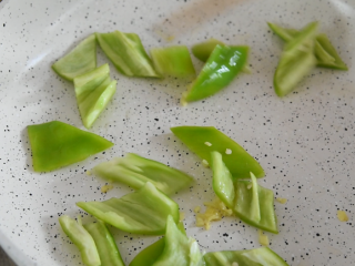 7、地三鲜的家常做法，超级无敌下饭菜！,炒出香气后，倒入青椒