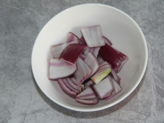 1、素咖喱饭,把洋葱切块