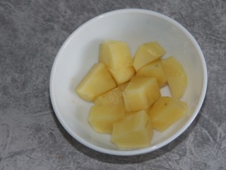 2、素咖喱饭,切土豆块