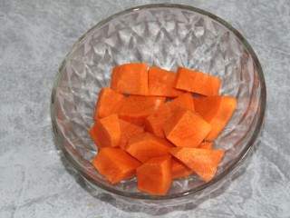 3、素咖喱饭,切胡萝卜块