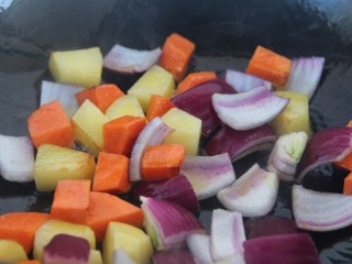 8、素咖喱饭,再放洋葱炒，炒两分钟