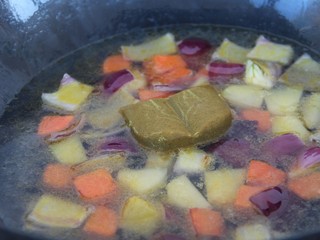 10、素咖喱饭,再放入咖喱块