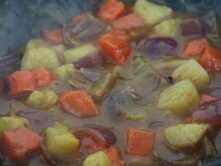 12、素咖喱饭,直到土豆胡萝卜软烂，汤汁浓稠即可