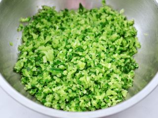 4、萝卜牛肉酱小笼包,腌制好的萝卜,纳干水分后用刀剁碎放入容器里。