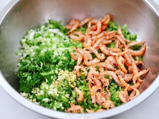 5、萝卜牛肉酱小笼包,浸泡好的虾干纳干水分放入容器里,葱姜和香菜切碎放入容器里。