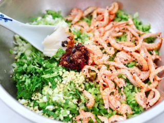 9、萝卜牛肉酱小笼包,根据个人口味加入适量的盐。