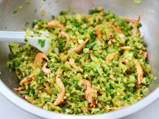 10、萝卜牛肉酱小笼包,把所有食材混合搅拌均匀,馅料就做好了。