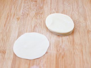 11、萝卜牛肉酱小笼包,把饺子皮再擀的薄一些,这样做出来的小笼包皮薄馅足。