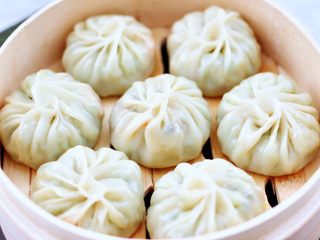 15、萝卜牛肉酱小笼包,锅中倒入适量清水烧开,放入包好的小笼包,大火蒸10分钟即可。