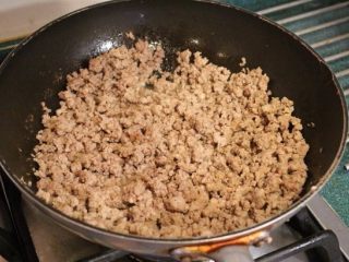 1、炸酱,干锅加热﹐放入猪绞肉﹐大火将绞肉炒散炒干。把肉煎到开始变得焦黄﹐这样会更香。