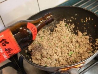 3、炸酱,加入胡椒、五香粉、糖,再加入绍兴酒﹐炒至酒味散掉。