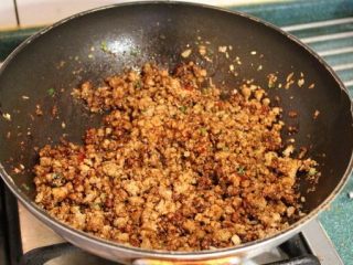 5、炸酱,炒均匀至香味出来。想要辣一点,辣豆瓣可以多加一些。