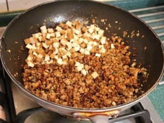 6、炸酱,放入豆干拌匀。