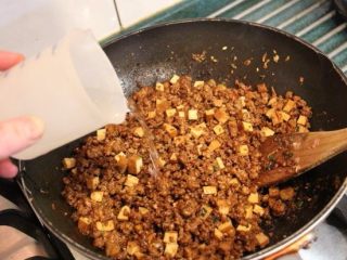 7、炸酱,加入适量水。因人喜好,也可加毛豆、红萝卜。