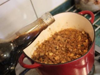 9、炸酱,炖煮完后,加上少许麻油提味