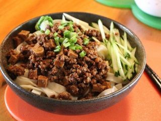 11、炸酱,煮好面,铺上炸酱,加一些青菜、小黄瓜丝,洒上葱花,就是一碗令人心满意足的好面!