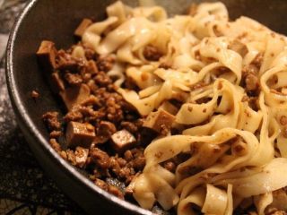 12、炸酱,酱汁跟面混合很搭,好吃!!