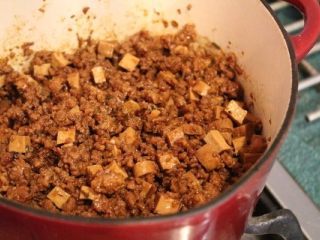 10、炸酱,拌匀后就完成了。