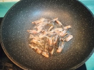 7、虾皇粉丝煲,放入虾头