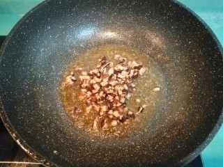 9、虾皇粉丝煲,接着放入香菇丁，炒出香味