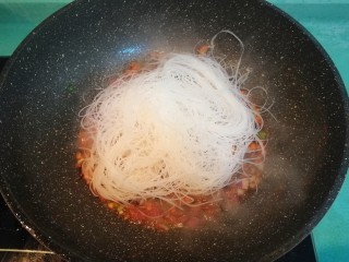 14、虾皇粉丝煲,放入泡好的粉丝