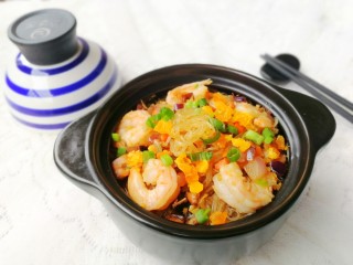 17、虾皇粉丝煲,出锅后撒上咸蛋黄和葱花，拌均匀就可以吃啦！