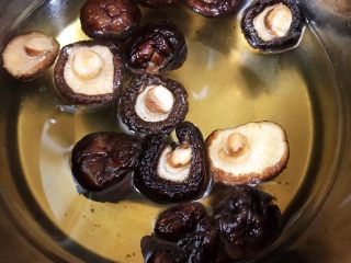 4、荷香糯米鸡,香菇用清水泡发