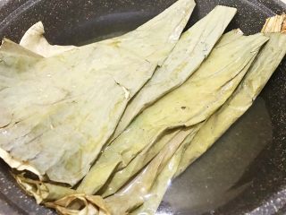 6、荷香糯米鸡,荷叶用清水泡软后，放入开水中煮几分钟杀菌