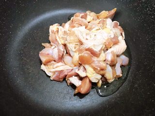 9、荷香糯米鸡,锅里加入花生油，油热后加入鸡肉快速滑散