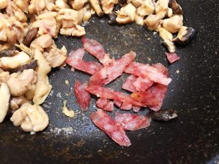 11、荷香糯米鸡,加入腊肠片炒出油