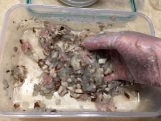 4、广式茶点-蒜蓉炸虾饺,混合虾仁泥、猪肉泥及蘑菇，加入盐2克、蔬之鲜2克、糖5克及一勺淀粉用手抓至起胶备用。