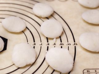 8、广式茶点-蒜蓉炸虾饺,将蒜沫加入面团揉匀后分割20克一个的小剂子，盖保鲜膜。