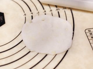 9、广式茶点-蒜蓉炸虾饺,取一剂子擀圆，中间略厚四围薄。