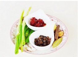 1、姜爆回锅排骨,备好配料。