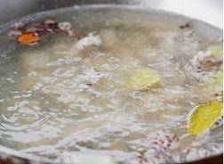 5、姜爆回锅排骨,捞出，锅中再重新加水，倒入排骨，料酒，各种香料，大火烧开。