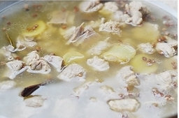 6、姜爆回锅排骨,转中小火煮1个小时左右，再次捞出备用。