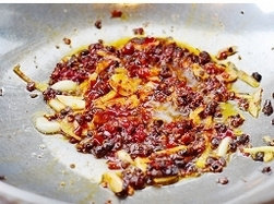 7、姜爆回锅排骨,锅烧热，加入食用油，加入姜蒜，豆豉，豆瓣酱翻炒出香味。