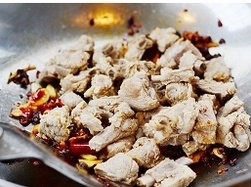 8、姜爆回锅排骨,倒入排骨，加入少许的冷水。