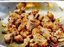 9、姜爆回锅排骨,翻炒均匀。