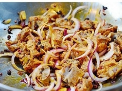 11、姜爆回锅排骨,进行翻炒均匀。