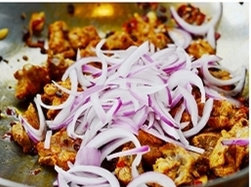 10、姜爆回锅排骨,加入洋葱丝。