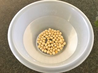 5、吃豆腐~豆子与豆腐的碰撞,黄豆隔夜浸泡在清水中,