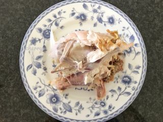 9、吃豆腐~豆子与豆腐的碰撞,装备鸡架,樱桃用的是烤鸡拆下的鸡骨(如果是新鲜的,我们可以用锅,加清水在炉具上掉一下,再洗净后使用),