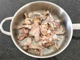 10、吃豆腐~豆子与豆腐的碰撞,找一口大锅,将鸡架加进来,