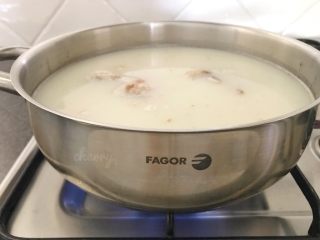 11、吃豆腐~豆子与豆腐的碰撞,倒入刚才煮好的豆浆,开大火煮沸,