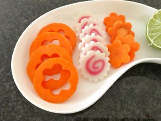 16、吃豆腐~豆子与豆腐的碰撞,在煮汤的同时,我们来装备胡萝卜和日式鱼饼,用工具刻出形状备用,