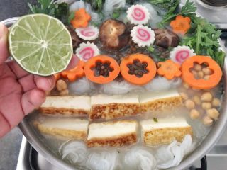 22、吃豆腐~豆子与豆腐的碰撞,然后把所有食材添加到大锅里煮熟食材,再加半个柠檬就可以开吃了!(讲究美观的亲们,可以摆锅后再煮熟,边捞边吃更美味????)