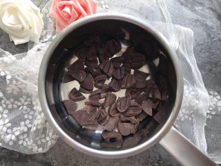 1、手工巧克力玫瑰花,准备好巧克力碎，越碎越好哦。