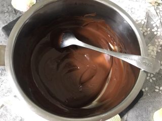 2、手工巧克力玫瑰花,隔水融化，大约40度，切记不要温度过高。